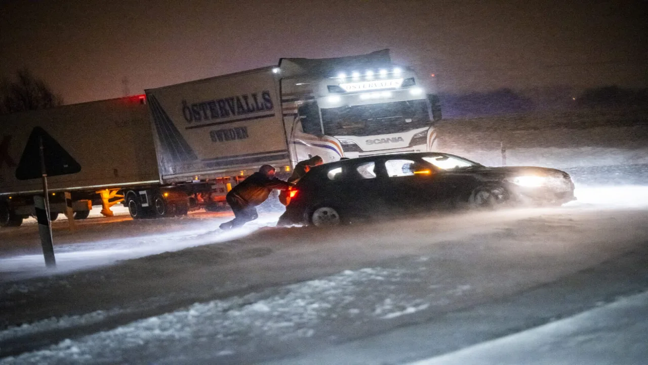 حوادث بالجملة.. الثلوج تتسبب في تصادم 50 مركبة وتغلق طريق E4 بالسويد